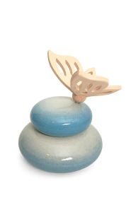Handgemaakte blauwe baby urn met houten vlinder