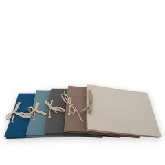 Condoleanceboek van wolvilt en handgeschept papier