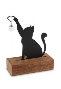 Herinneringsbeeld 'Kat met hartje' met asreservoir en glazen ashangertje