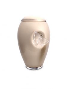 Glazen urn met vlinder cappuccino