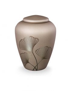 Glazen urn met Ginkgo bladeren - symbool van kracht en wijsheid