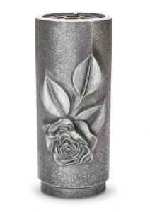 Grafvaas van aluminium in verschillende kleuren met roos