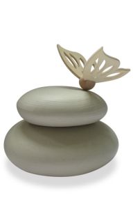 Handgemaakte keramische urn met houten vlinder naturel