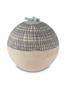 Handgemaakte keramische urn met grijze strepen