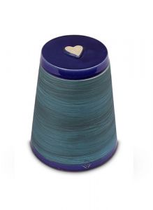 Handgemaakte keramische urn 'Koniko' met hartje midnight blue