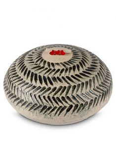 Handgemaakte keramische urn met hartjes en zwarte strepen