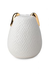 Hondenurn met goudkleurige oren