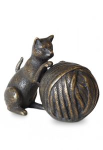 Mini urn kat met bolletje wol