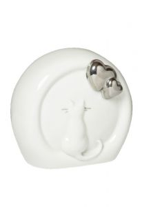 Kattenurn wit met twee zilverkleurige hartjes