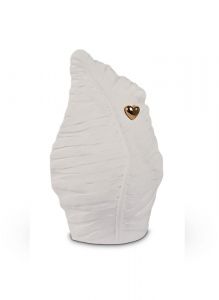 Keramische urn wit blad met goudkleurig hart