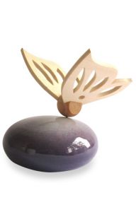 Handgemaakte mini urn met houten vlinder