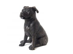 Zittende Staffordshire Bull Terrier hondenurn