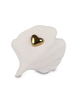 Keramische mini urn witte schelp met goudkleurig hart